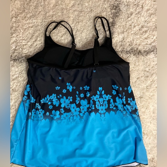 Plus size tankini top size 18W black & blue flowy material built in bra swimwear - Picture 3 of 6